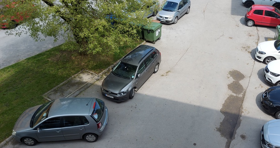 Primer nepravilnega parkiranja